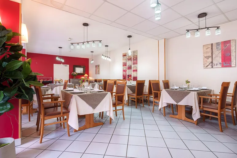 Salle à manger lumineuse avec mur framboise et blanc, maison de retraite pour seniors alzheimer Compiegne, Résidence Tiers Temps