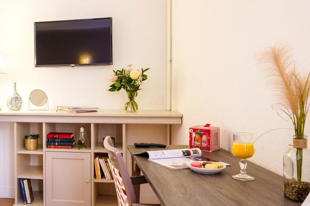Coin bureau boisé gris chaud avec mur bloanc TV décorée Les Jardins d'Epinay