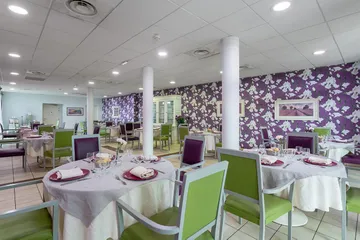 Salle à manger restauration en maison médicalisée mur violet et blanc avec chaise verte Marseille Longchamp