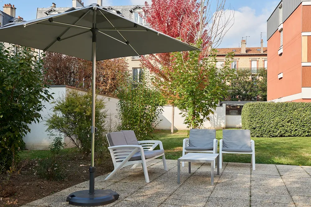 salon jardin extérieur parasol pelouse, maiosn de retraite st cloud résidence longchamp