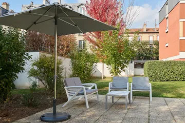 salon jardin extérieur parasol pelouse, maiosn de retraite st cloud résidence longchamp