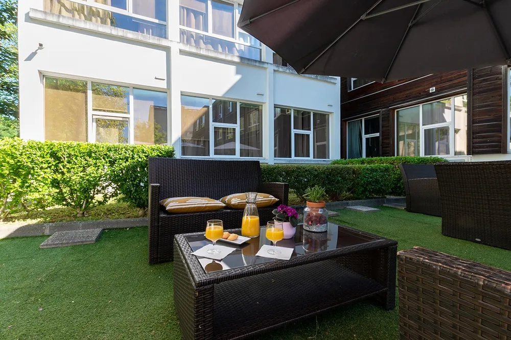 salon jardin maison retraite à meudon, domusvi ehpad résidence du parc, pelouse et petit déjeuner