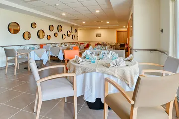 Salle de restaurant lumineuse commune en maison de retraite alzheimer à Marseille, Résidence Sainte-Marthe
