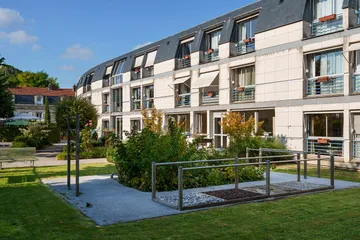 Facade immeuble résidence retraite pour personnes agées avec baie vitrées dans le l'Oise à Compiegne