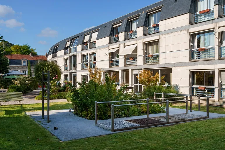 Facade immeuble résidence retraite pour personnes agées avec baie vitrées dans le l'Oise à Compiegne