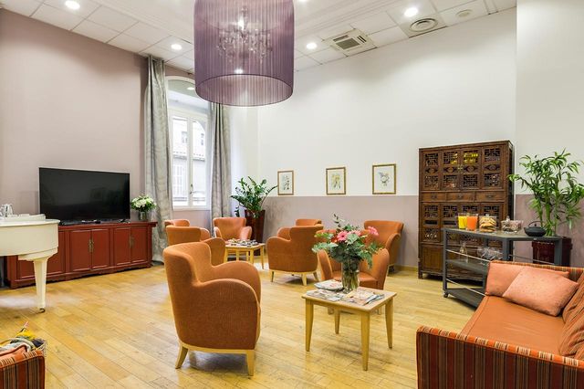 Salle commune lumineuse vintage Maison de retraite Résidence du Palais à Marseille