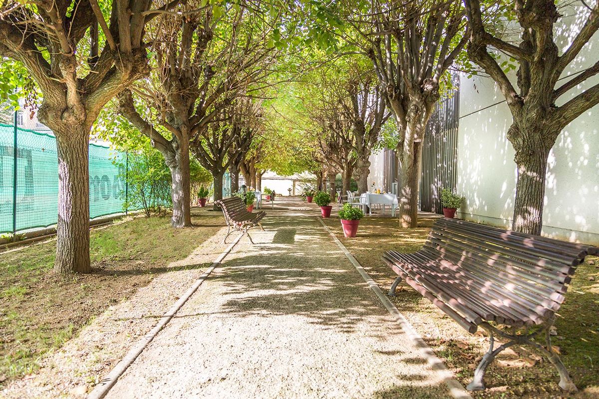 allée extérieur de la résidence Médicis à Asnières