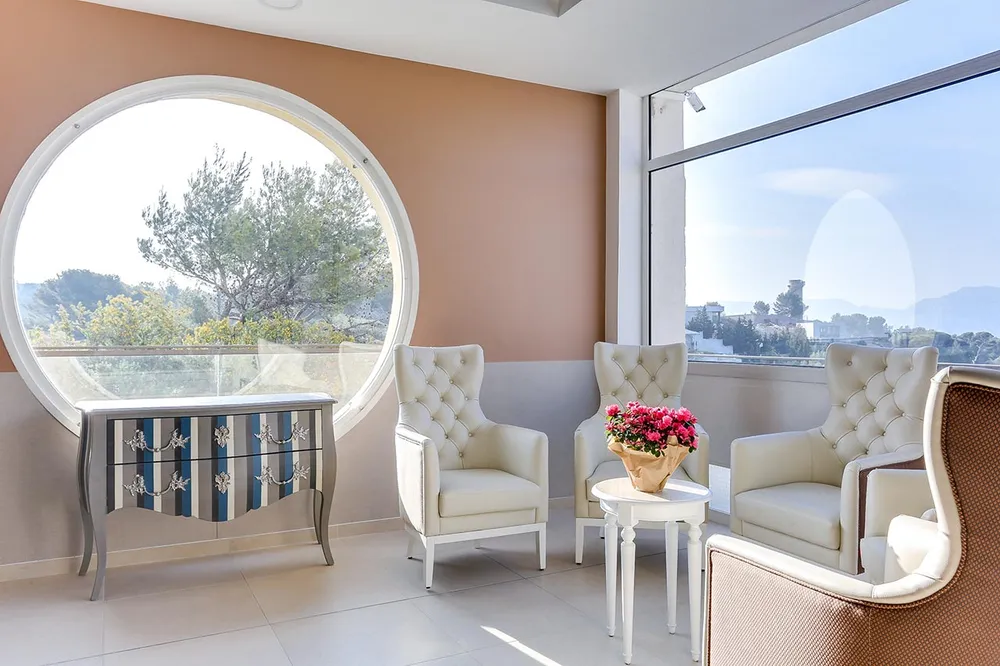 Coin détente salon privée bourgeois vue sur mer et Marseille dans la maison de retraite Le Soleil du Roucas Blanc