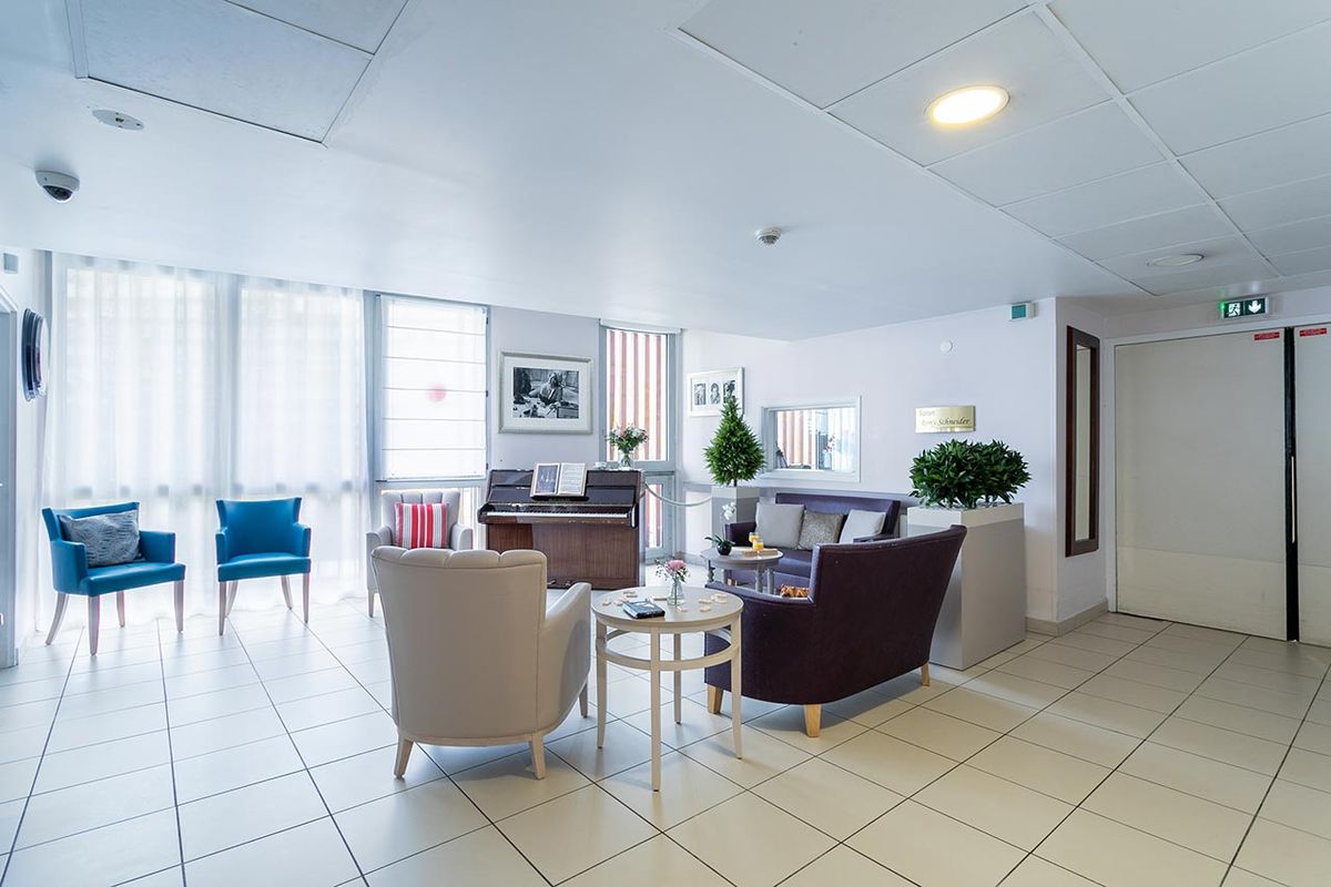 espace détente avec canapé et piano à l'ehpad Médicis à Asnières