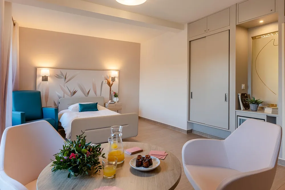 Chambre maison retraite décoration sobre et épurée, bleu et gris, avec placard mirroir