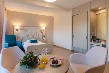 Chambre maison retraite décoration sobre et épurée, bleu et gris, avec placard mirroir