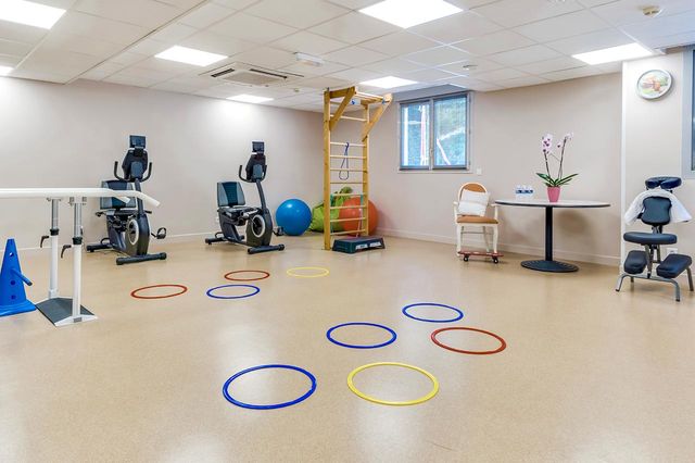 salle de rééducation avec vélos d’exercice et matériel de thérapie ehpad la palmeraie à nice