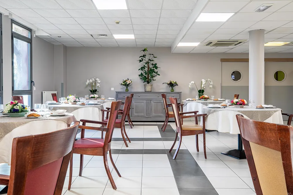 Salle à manger blanc et gris avec chaises en bois vintage, maison de retraite st-cloud résidence longchamp