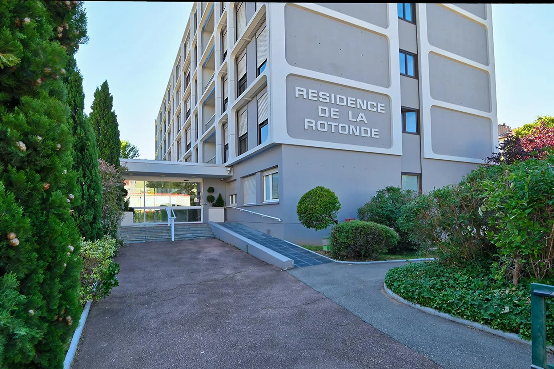 Facade immeuble résidence de la Rotonde, ehpad à Lyon, accesibilité fautueil roulant