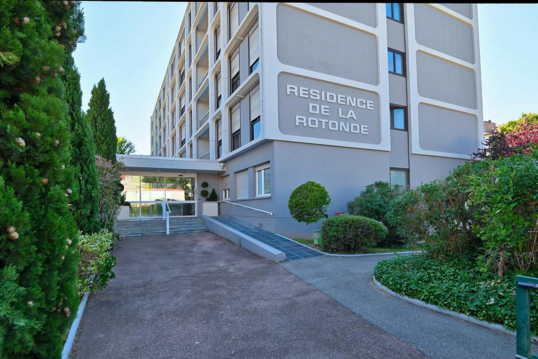 Facade immeuble résidence de la Rotonde, ehpad à Lyon, accesibilité fautueil roulant
