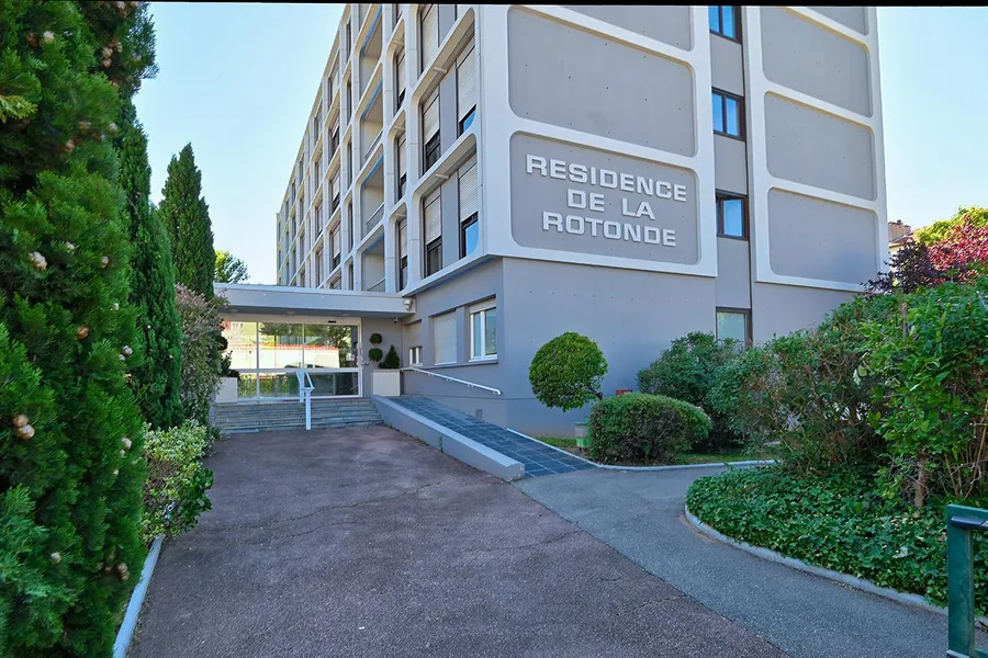 Facade immeuble résidence de la Rotonde, ehpad à Lyon, accesibilité fautueil roulant