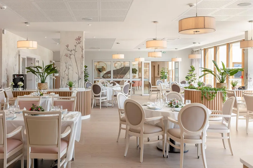 Salle à manger maison retraite grande et lumineuse avec décoration cottage thème beige et gris taupe, grande baie vitrée