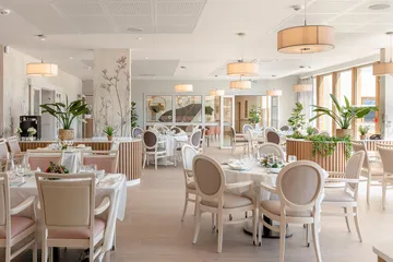 Salle à manger maison retraite grande et lumineuse avec décoration cottage thème beige et gris taupe, grande baie vitrée