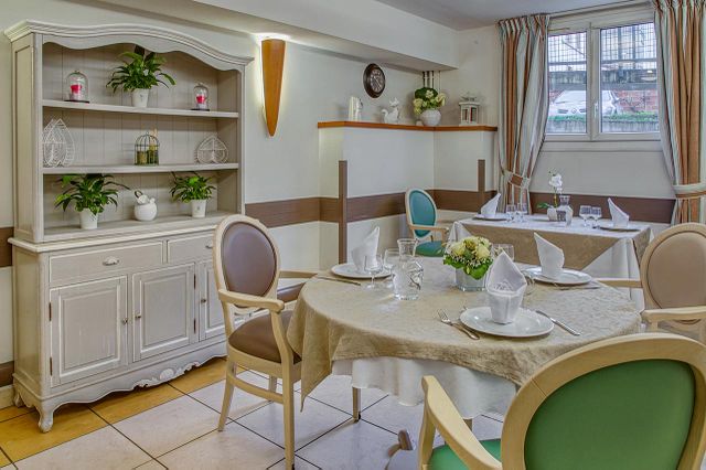 salle de restaurant maison de retraite Médicis à Sartrouville cottage mood, table ronde avec décoration et dressage thème beige et blanc