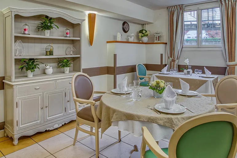 salle de restaurant maison de retraite Médicis à Sartrouville cottage mood, table ronde avec décoration et dressage thème beige et blanc