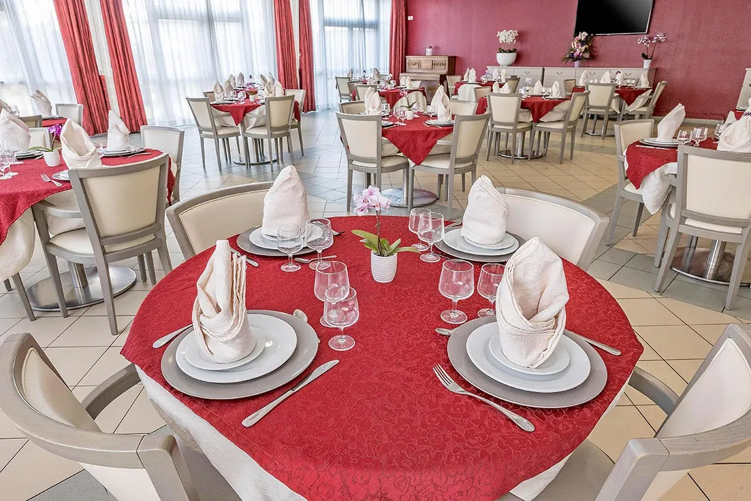 Tables de restaurant dressé à la villa caroline, ehpad à gennevilliers