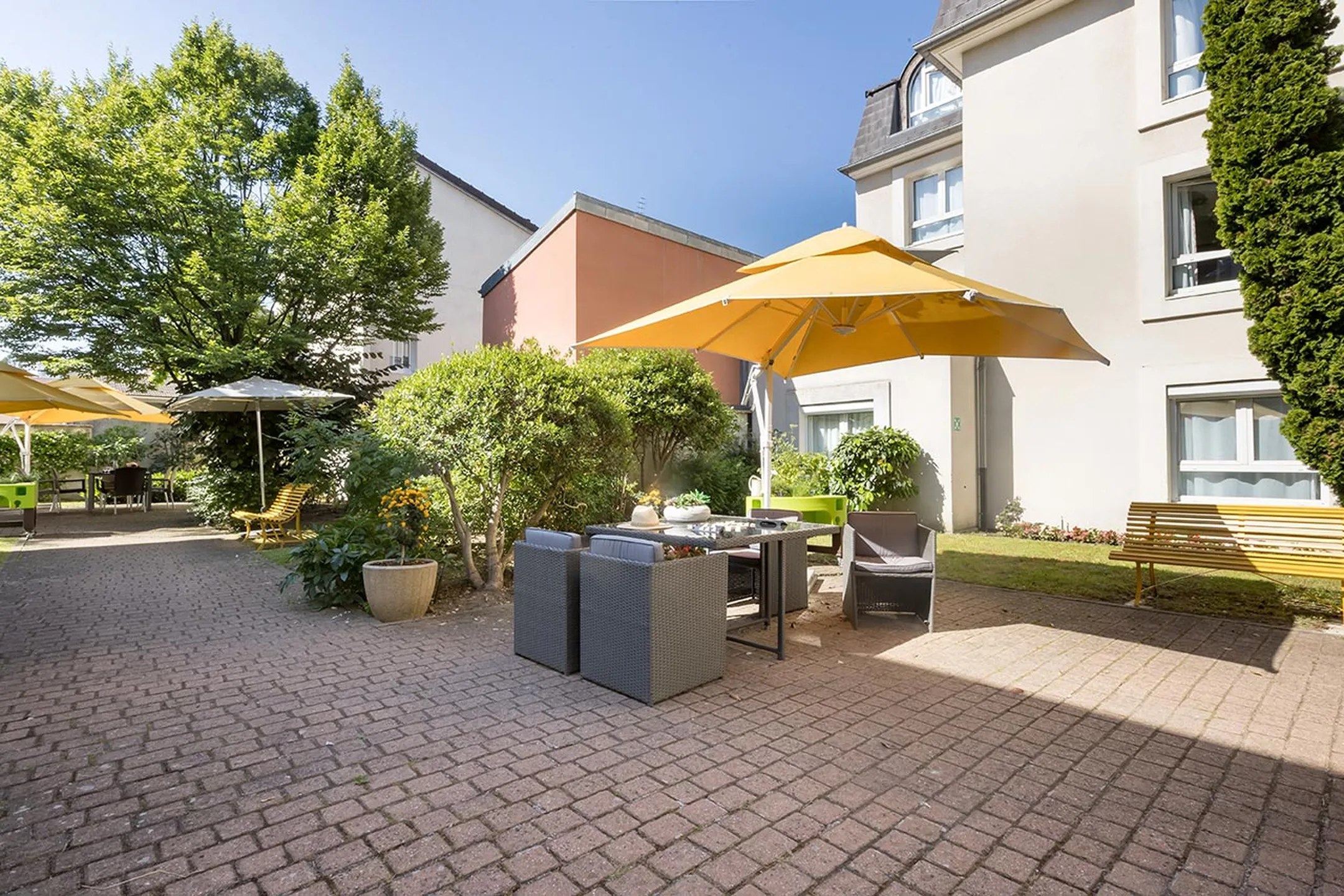 espace extérieur ensoleillé à la résidence azur à colombes