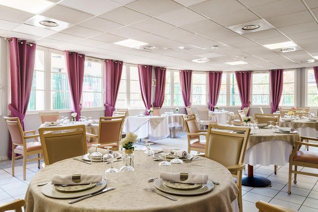 salle restauration lumineuse en cercle avec rideaux mauve table beige mood cocooning Les Jardins d'Epinay
