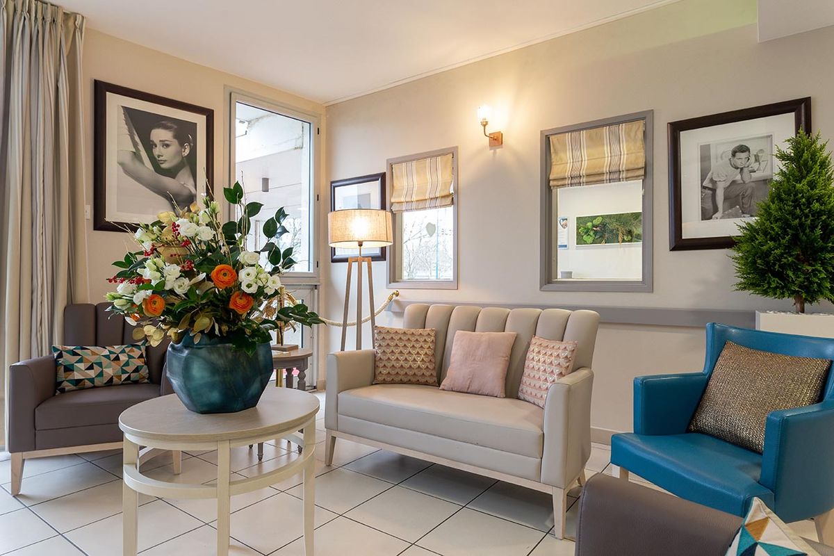 Salon cozy et décoré avec tableau, vase, canapés, EHPAD Médicis à Asnières