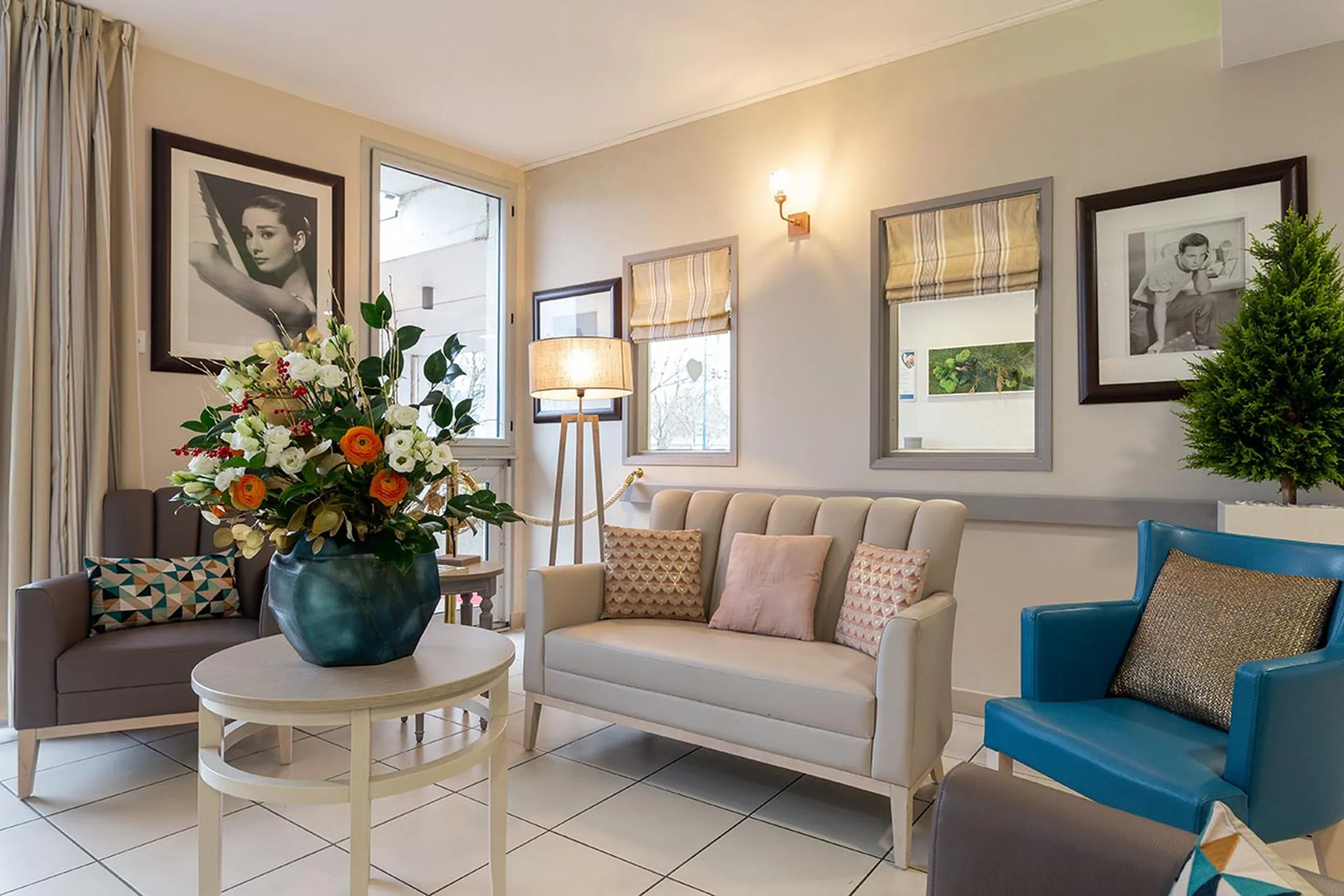 Salon cozy et décoré avec tableau, vase, canapés, EHPAD Médicis à Asnières