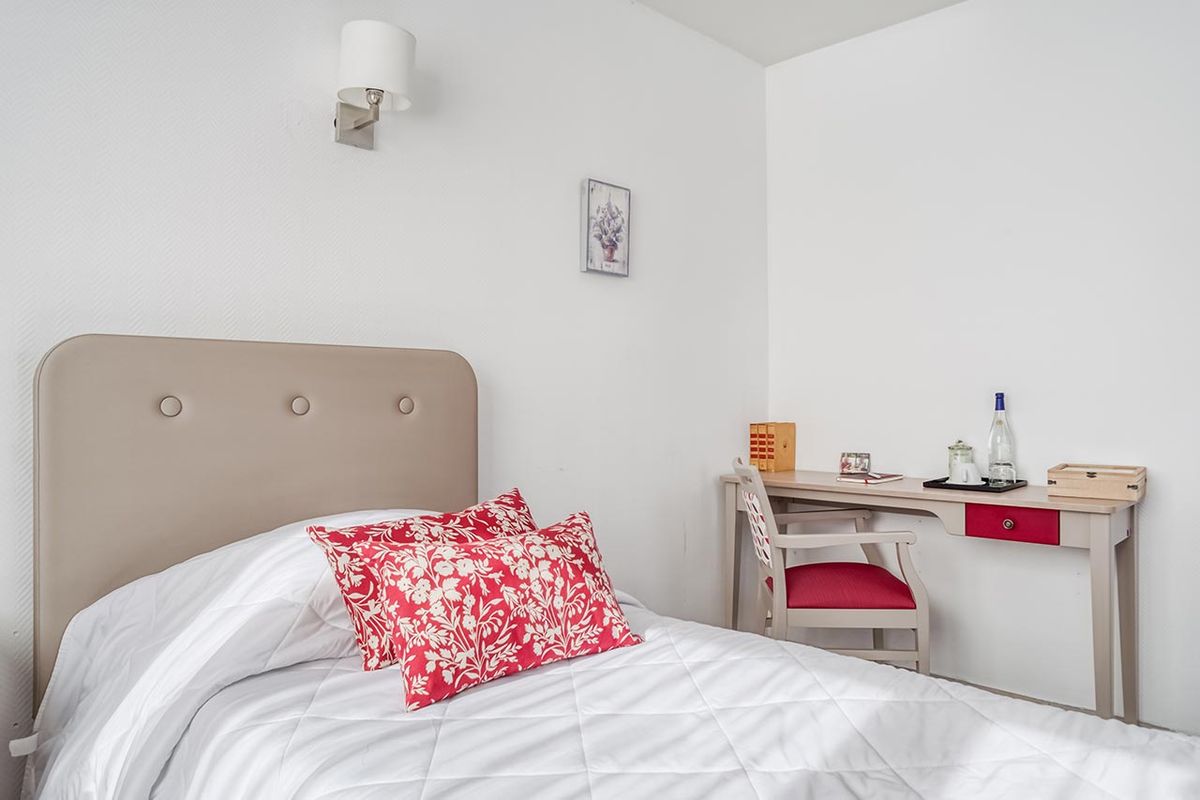 Chambre avec un lit simple, bureau, chaise, Maison de retraite les marines à Asnières