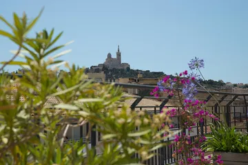 Vue de balcon avec fleurs sur la Cathédrale la Major en maison de retraite à Marseille, Résidence Rivoli