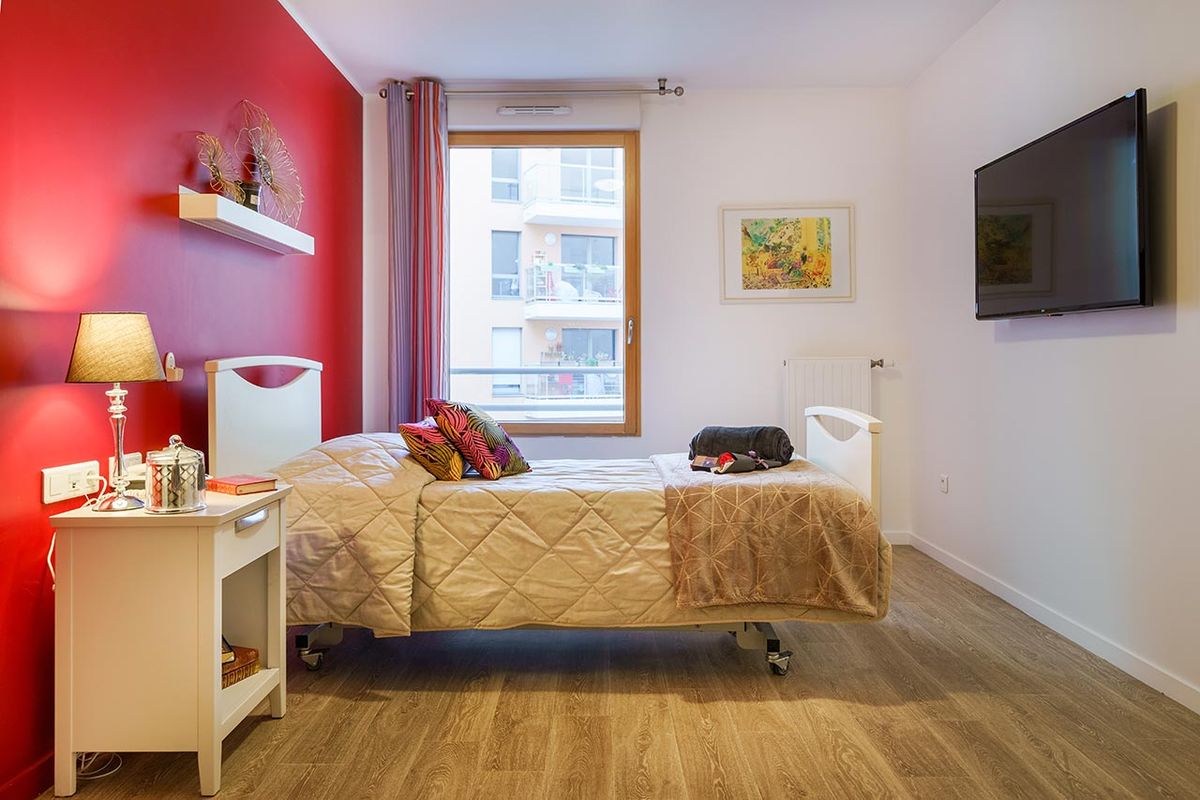 chambre mur rouge et blanc lumineuse meublée Résidence Ornano à Paris