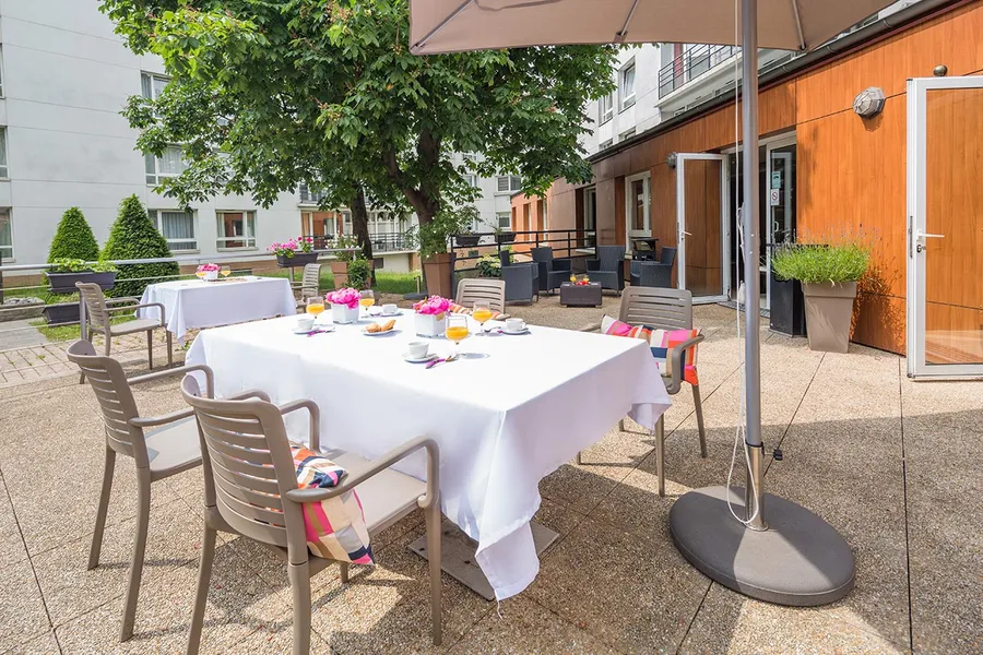 Résidence Océane à Paris ehpad, terrasse avec tables et parasol