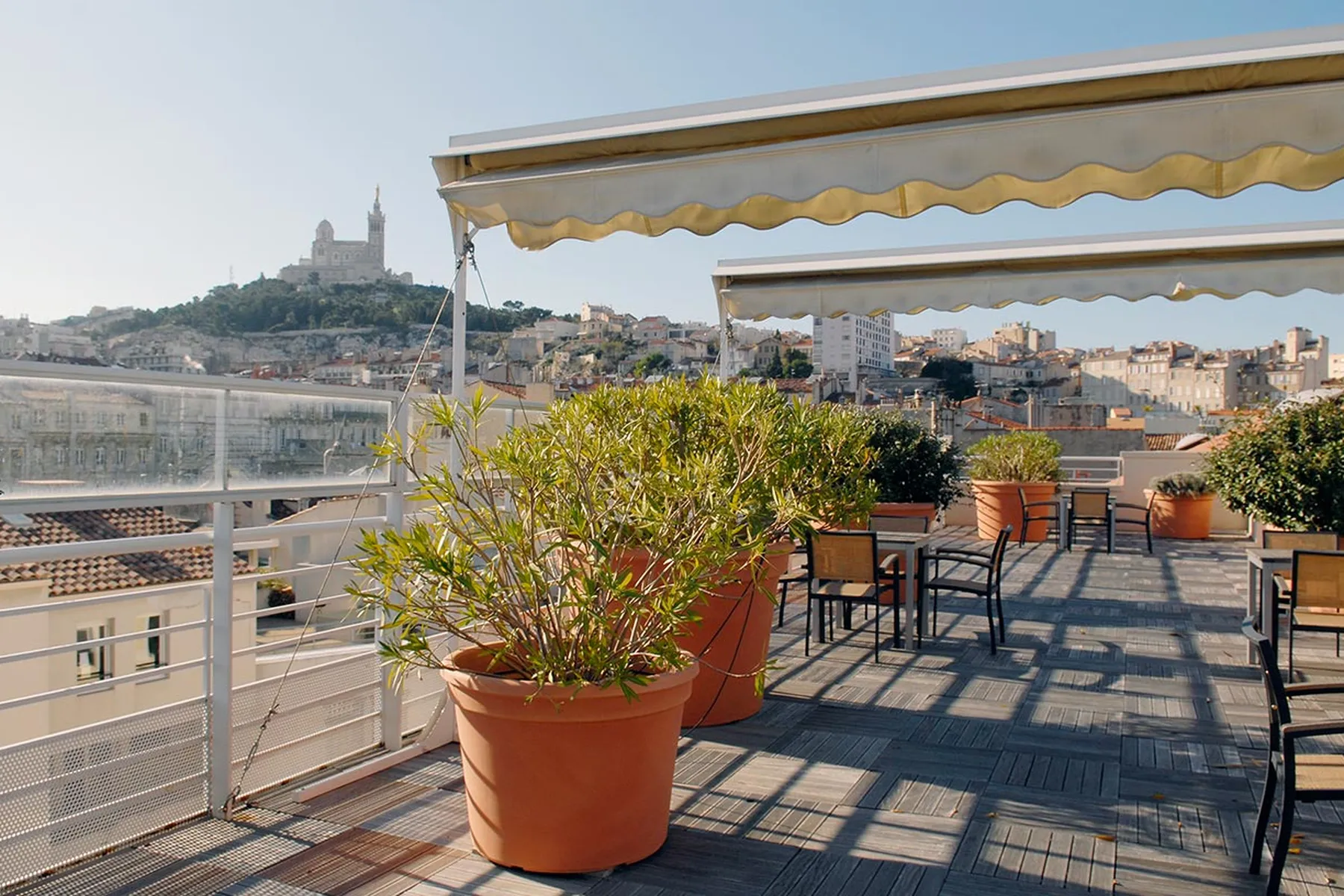 Balcon terrasse en ehpad vue sur Cathédrale la Major de Marseille, résidence du palais