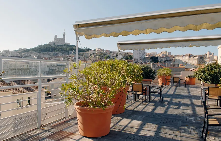 Balcon terrasse en ehpad vue sur Cathédrale la Major de Marseille, résidence du palais