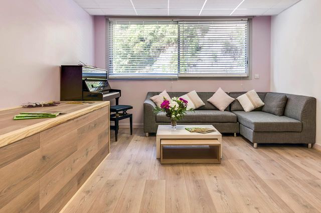 Mini salon spatieux avec canapé grand angle et piano, Résidence La Palmeraie à Nice