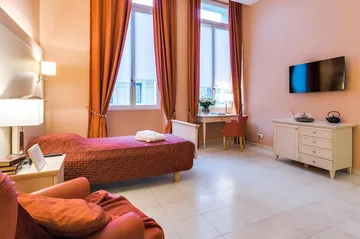 Chambre rose et rouge lumineuse avec télévision EHPAD Résidence du Palais à Marseille