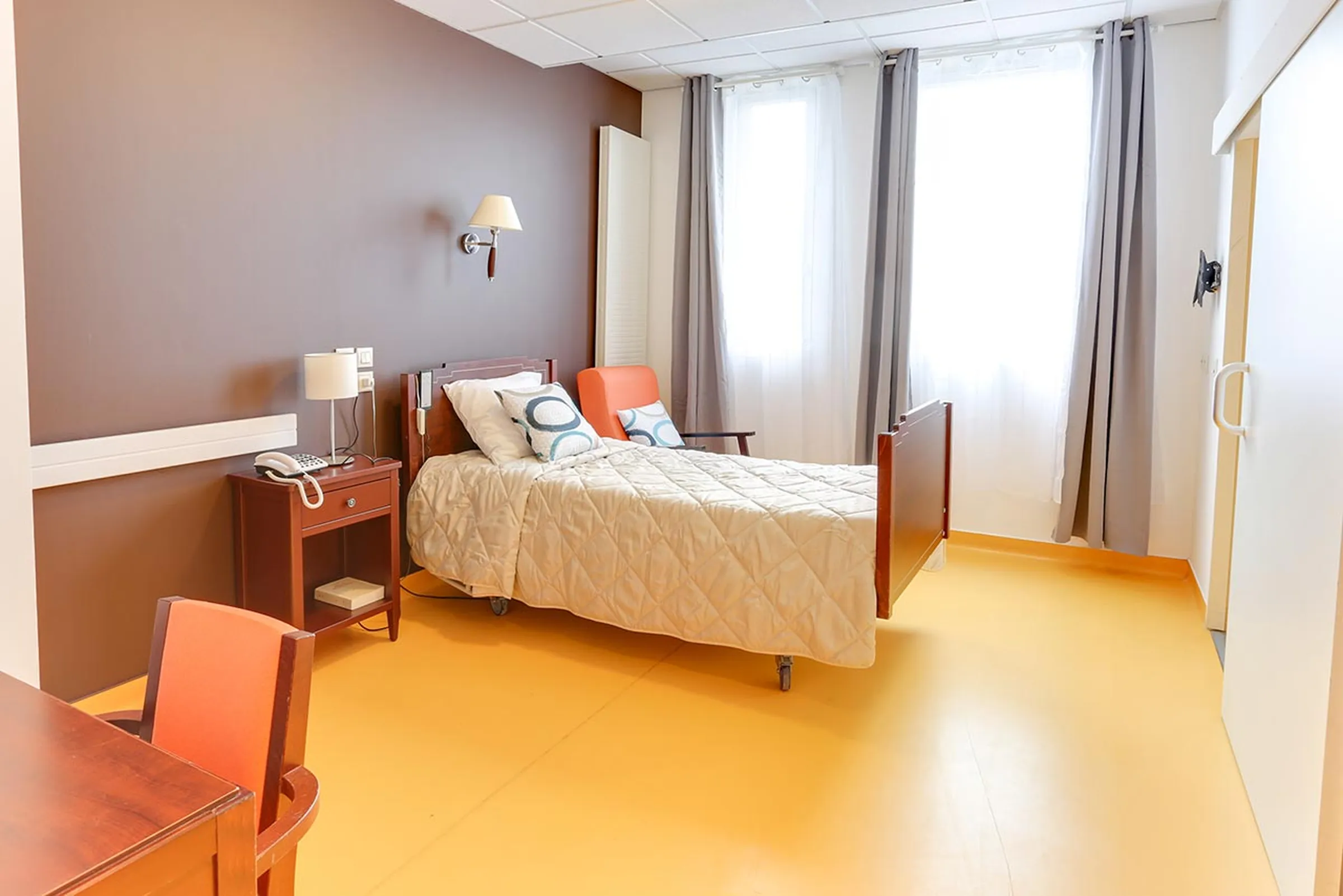 Chambre thème marron chataigne maison retaite Médicis à Argenteuil lumineuse avec grande baie vitrée