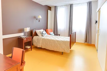 Chambre thème marron chataigne maison retaite Médicis à Argenteuil lumineuse avec grande baie vitrée