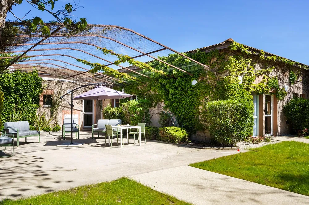 Cour intérieure nature propre ensoleilé villa Les Sereins à Cheval-Blanc avec beaucoup verdure