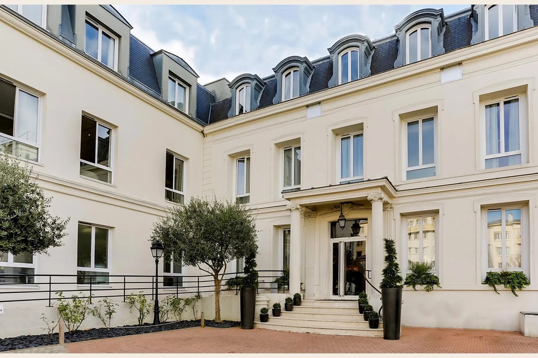 Façade de villa en maison de retraite résidence le cap à bois colombes