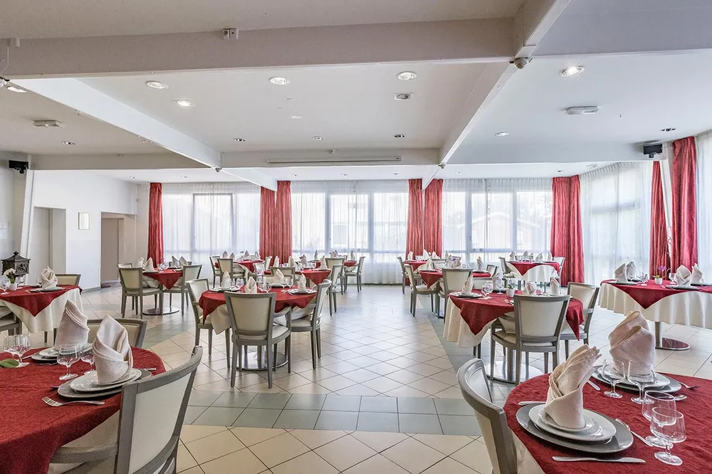 Salle de restaurant spacieuse avec tables dressées à l'EHPAD ville caroline à villa-caroline