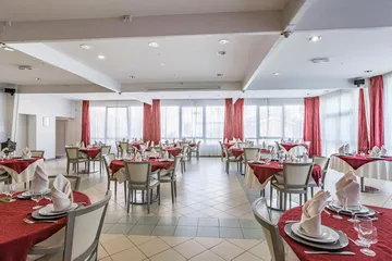 Salle de restaurant spacieuse avec tables dressées à l'EHPAD ville caroline à villa-caroline