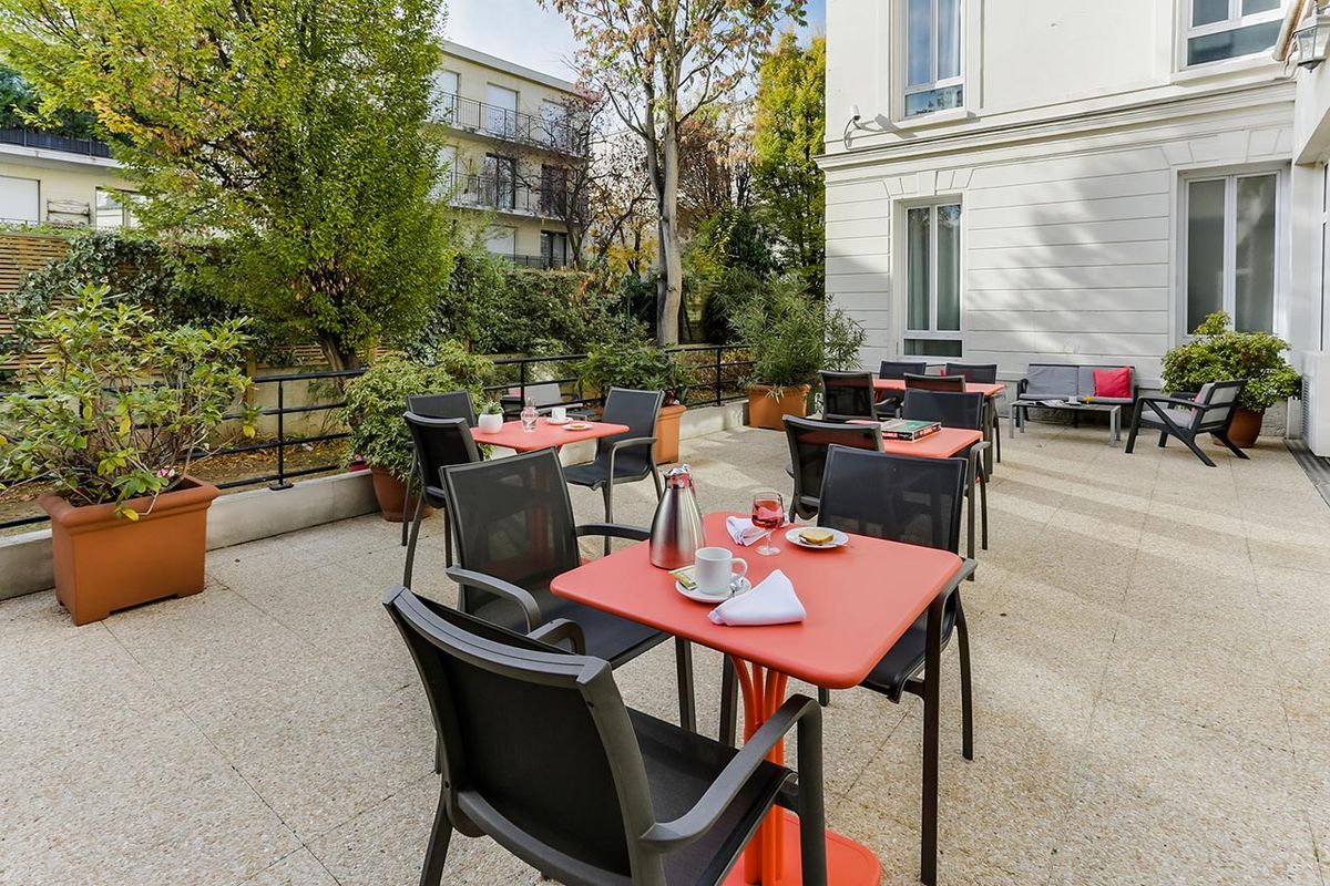 Gouter en plein air à la résidence médicalisée le cap, à Bois Colombes