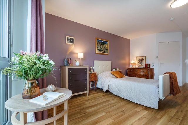 Chambre mauve et blanc lumineuse avec meubles vintage maison de retraite à Compiegne, Résidence Tiers Temps