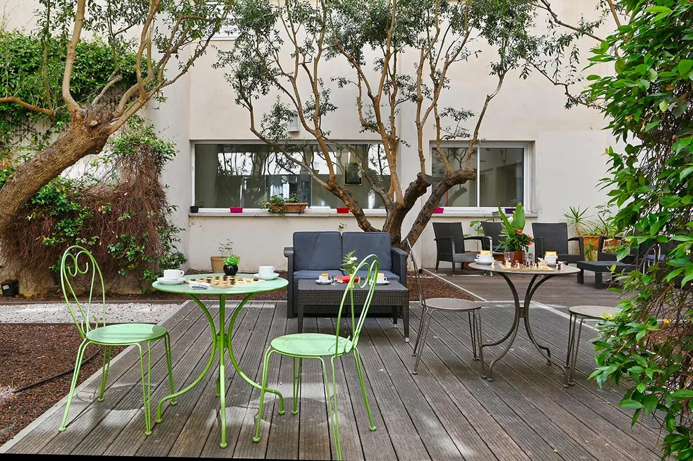 Terrasse et balcon avec table et chaise métal extérieur en ehpad à Marseille, Résidence Horizon Bleu