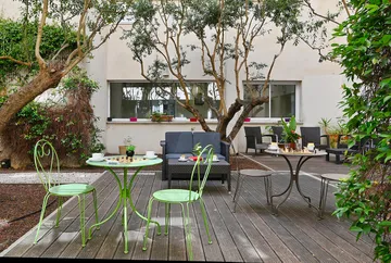 Terrasse et balcon avec table et chaise métal extérieur en ehpad à Marseille, Résidence Horizon Bleu