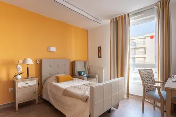Chambre cocooning mur orange et blanc, en maison de retraite à Vanves, Résidence Médicis