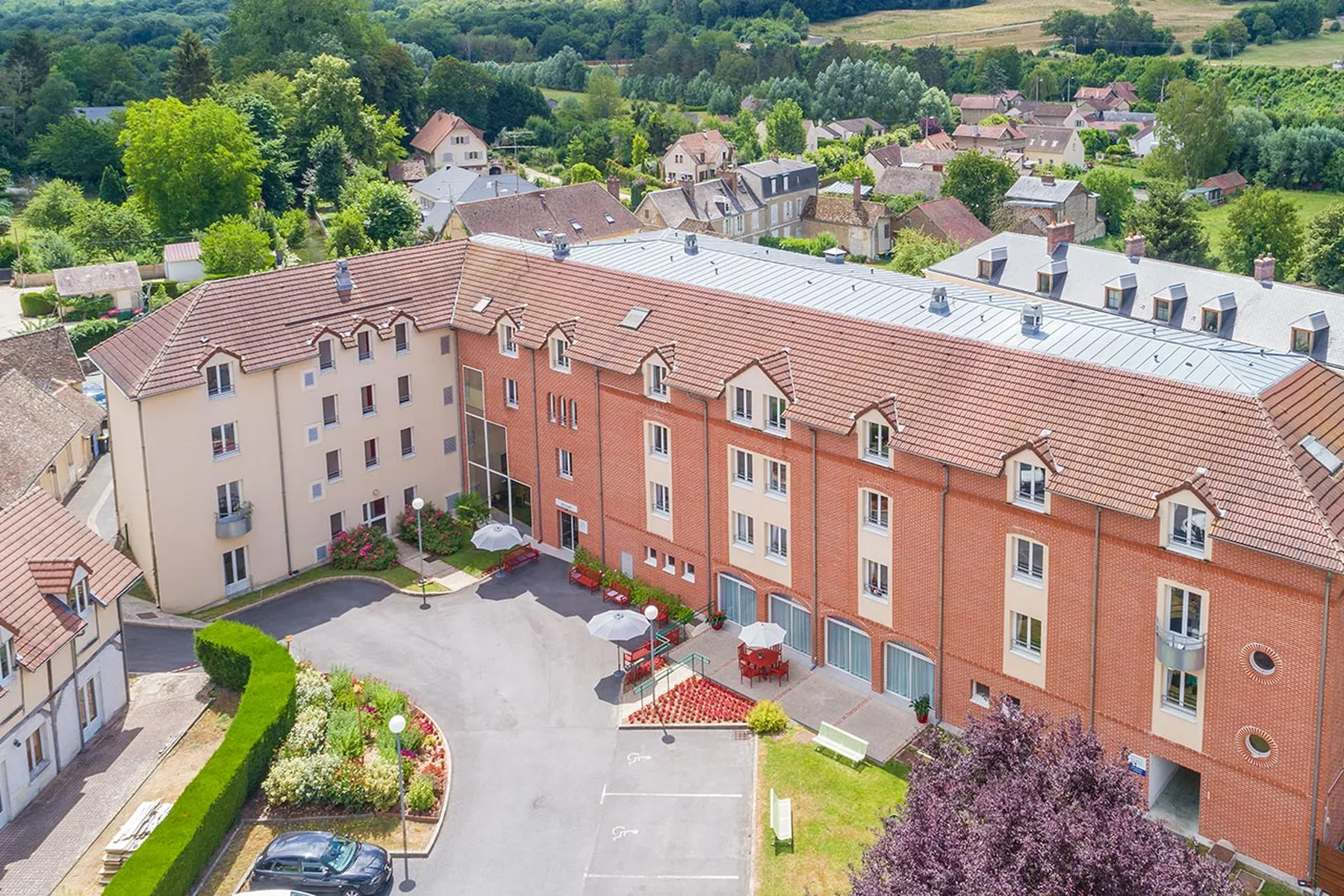 Vue drone résidence médicalisée batiment rouge et blanc avec nature à Trie Château, Les Jardins de la Tour