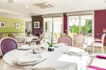 salle de restaurant avec table dressé et chaises violettes, EHPAD La Palmeraie à Nice